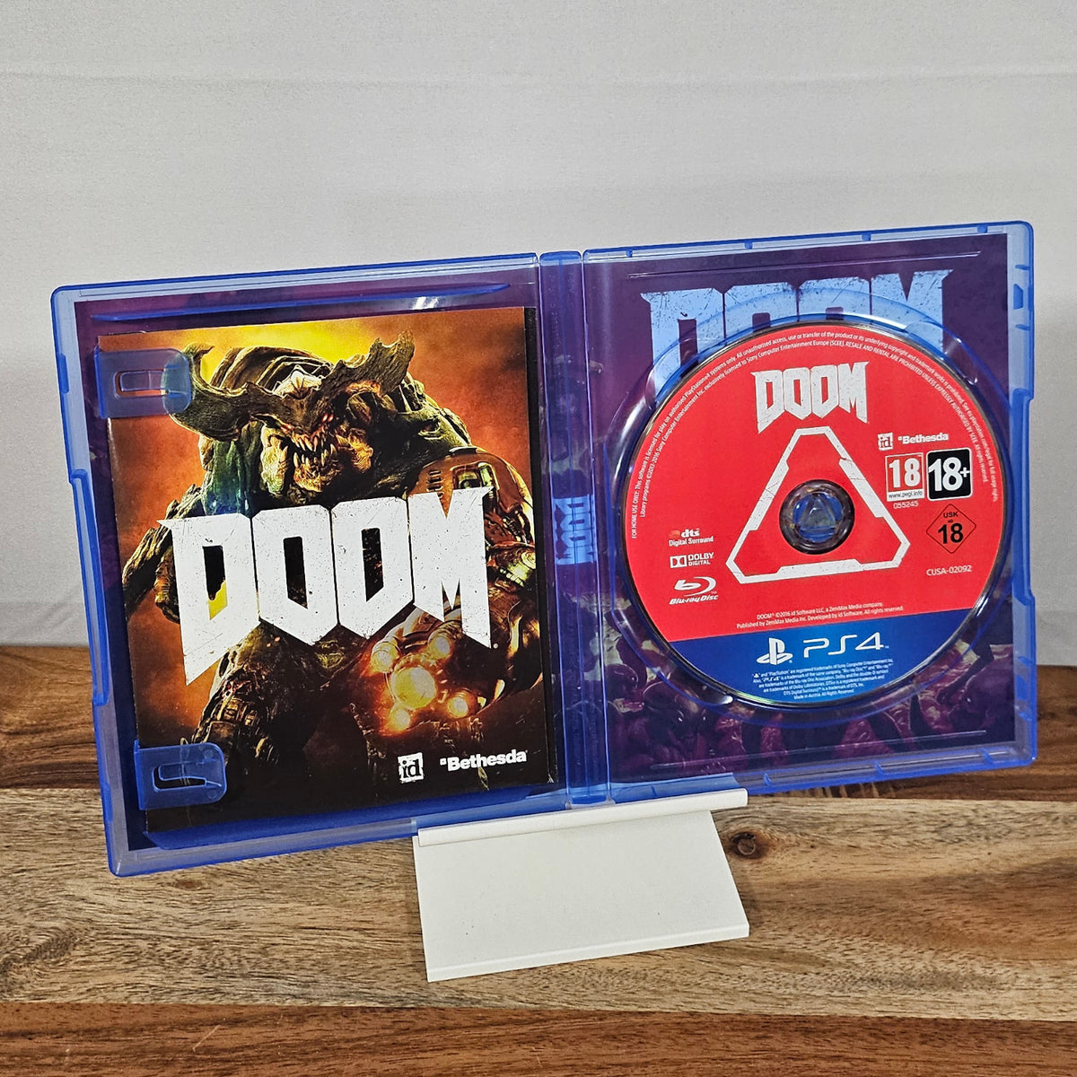 DOOM für PlayStation 4 – geöffnete Originalhülle mit Spiel-Disc