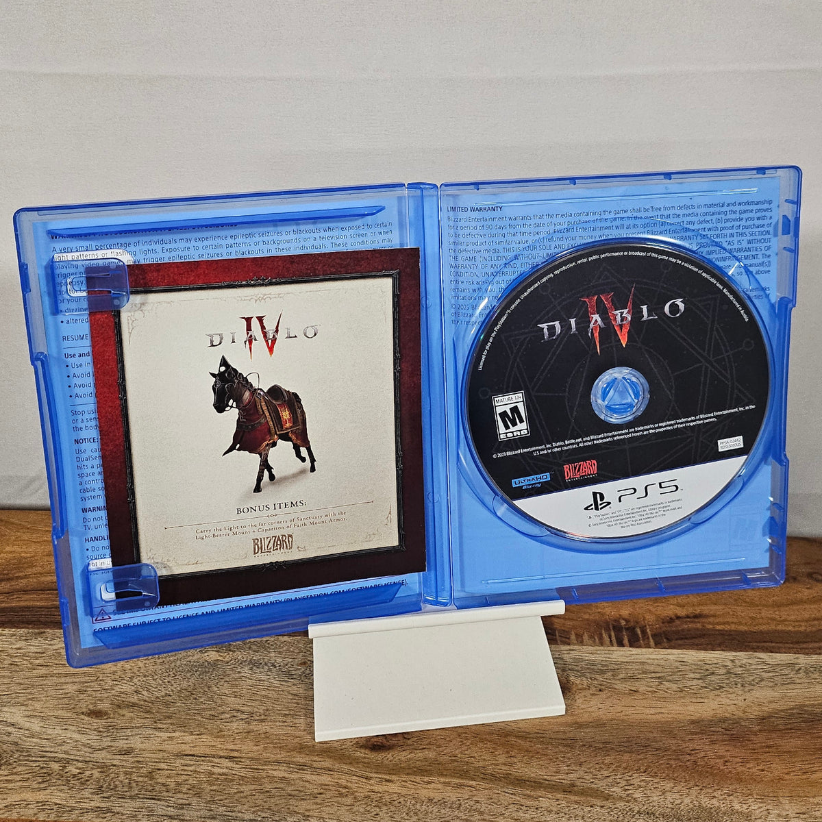 Diablo IV für PlayStation 5 – geöffnete Originalhülle mit Spiel-Disc und Einleger