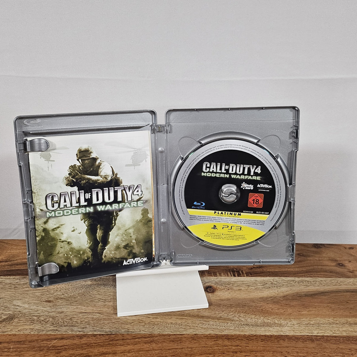 Call of Duty 4: Modern Warfare Platinum für PlayStation 3 – geöffnete Originalhülle mit Spiel-Disc und Unterlagen