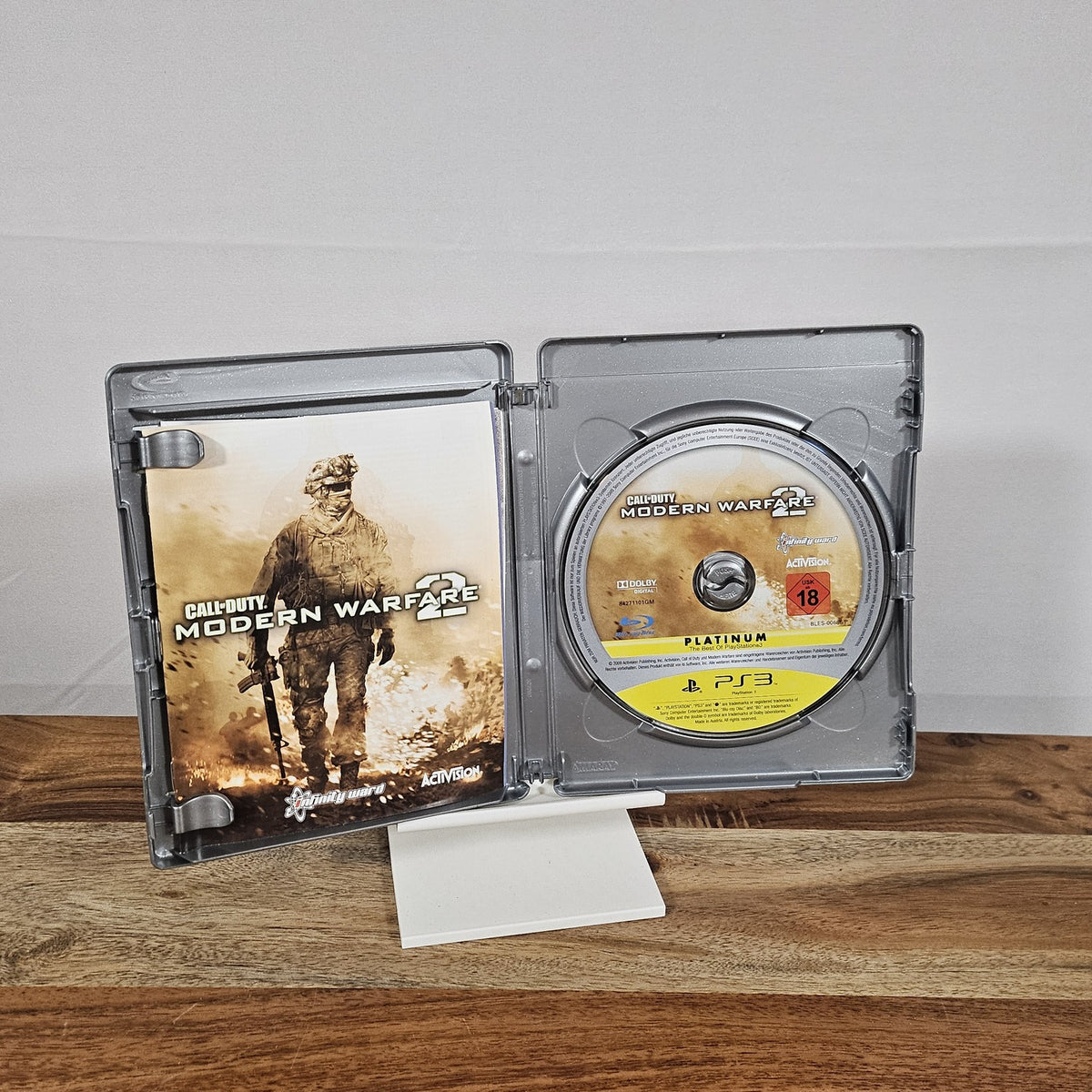 Call of Duty: Modern Warfare 2 Platinum für PlayStation 3 – geöffnete Originalhülle mit Spiel-Disc und Unterlagen