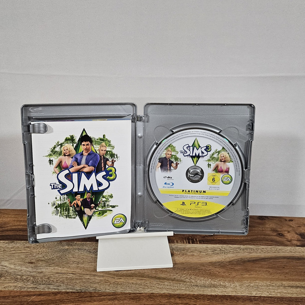Die Sims 3 Platinum für PlayStation 3 – geöffnete Originalhülle mit Spiel-Disc und Unterlagen