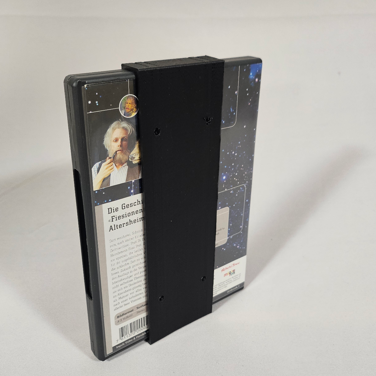 DVD-Hüllen-Wandhalter aus schwarzem PLA mit eingesetzter DVD – Rückansicht