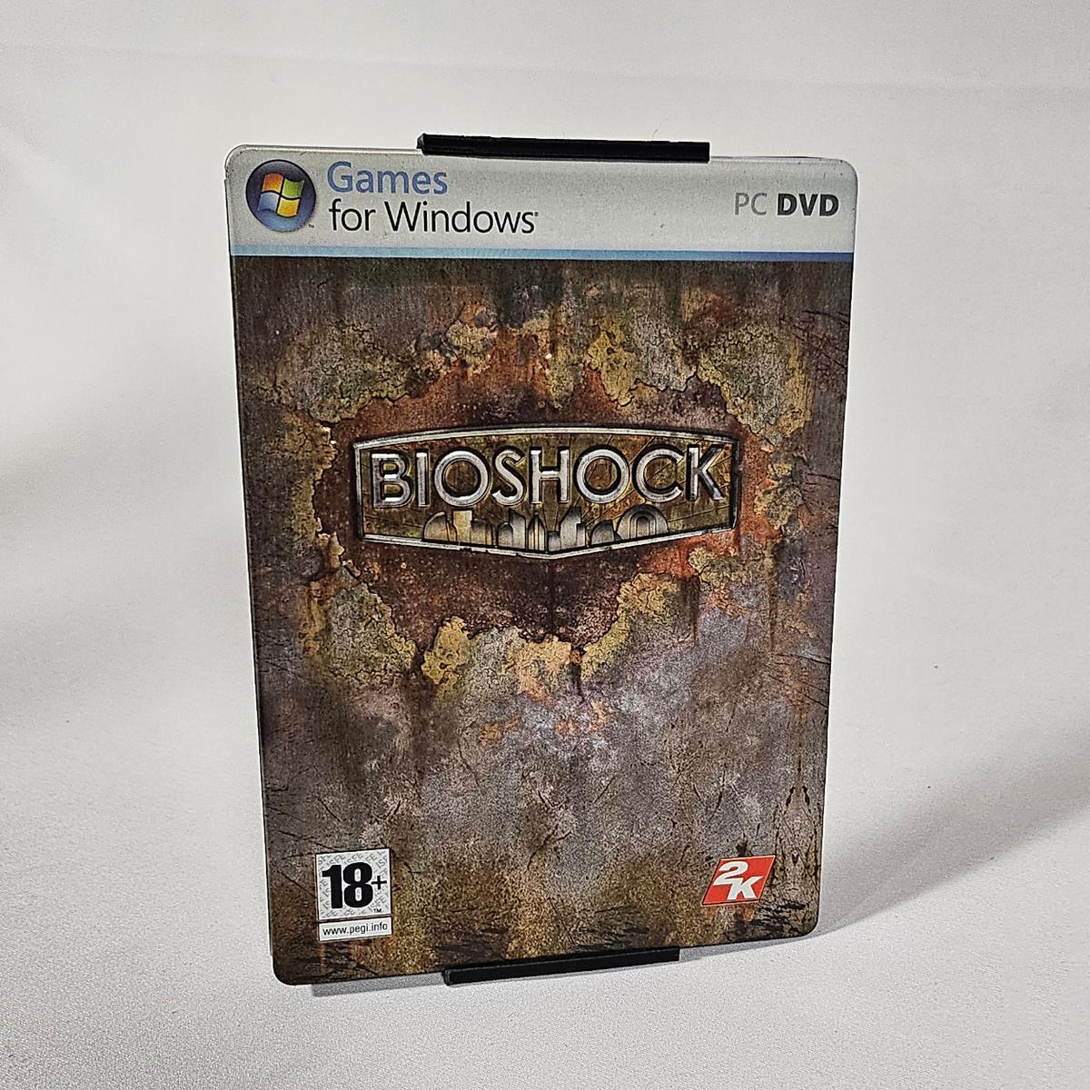 PC-Game-Hüllen-Wandhalter aus schwarzem PLA mit eingesetztem PC-Spiel – Vorderansicht