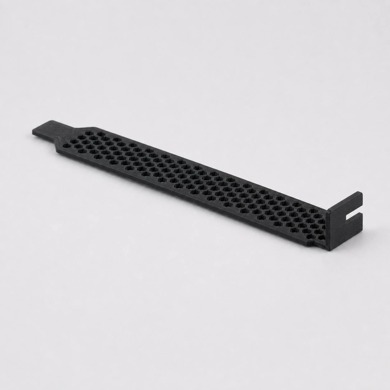 Schwarze PCI/PCIe-Blende aus dem 3D-Druck mit Honeycomb-Lüftung