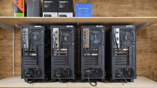 Vier Worker-PCs für Produktdaten, Bestandsprüfungen und Sicherungen hinter Praktikoo