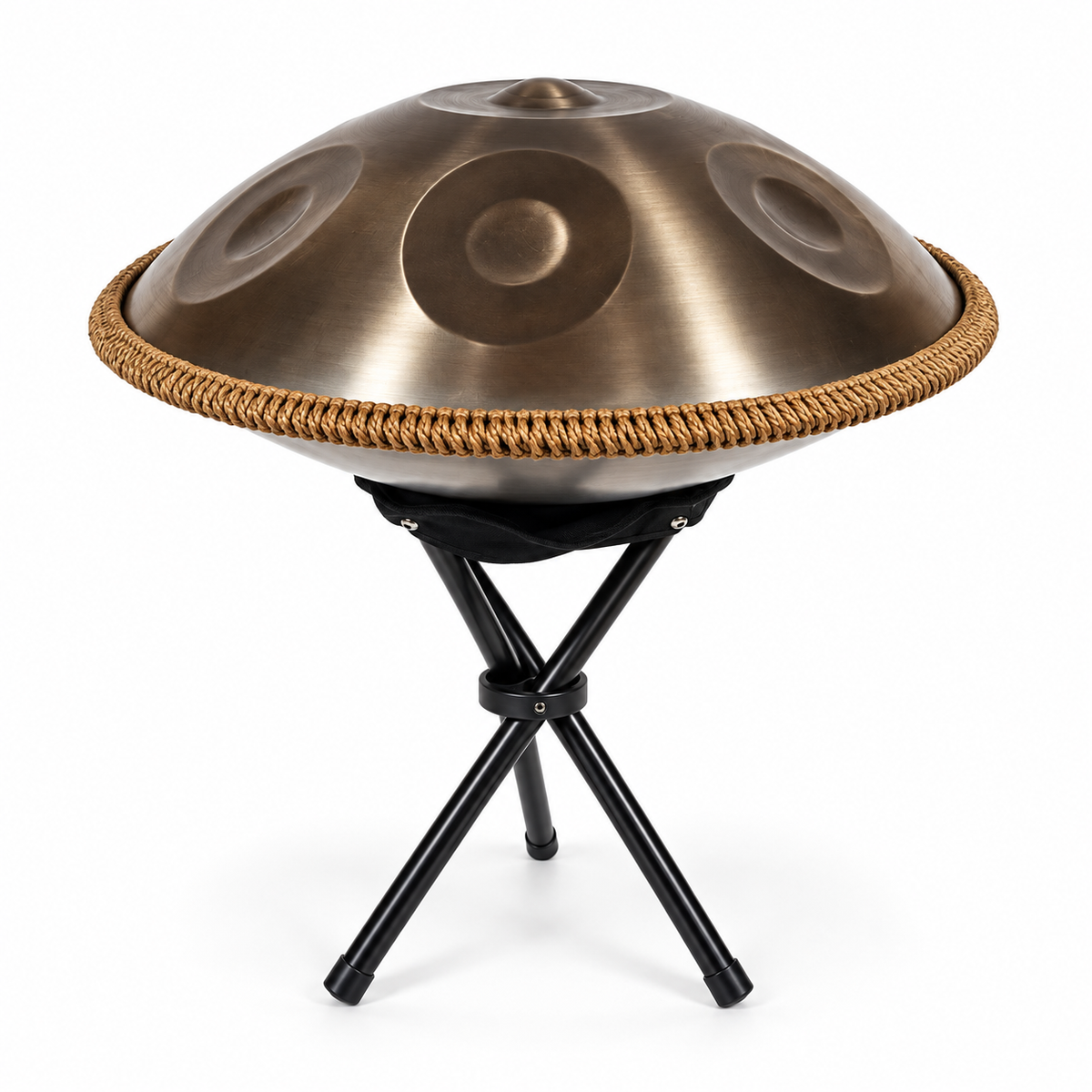 Goldfarbene Handpan mit geflochtenem Rand auf dem mitgelieferten schwarzen Ständer