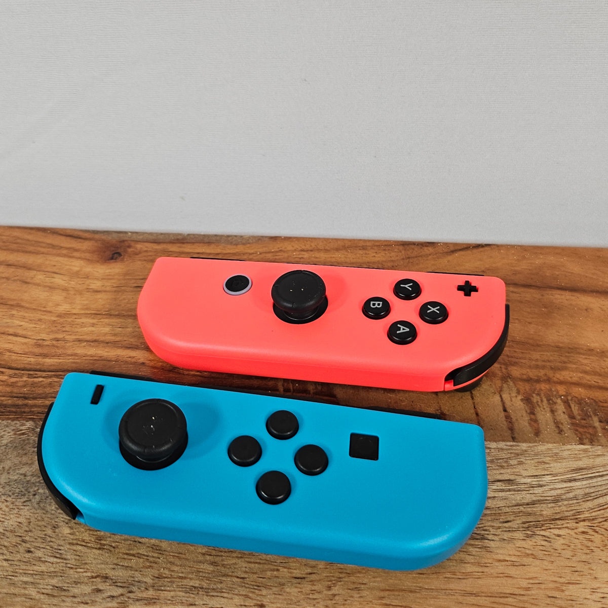 Linker roter und rechter blauer Switch Controller von vorne