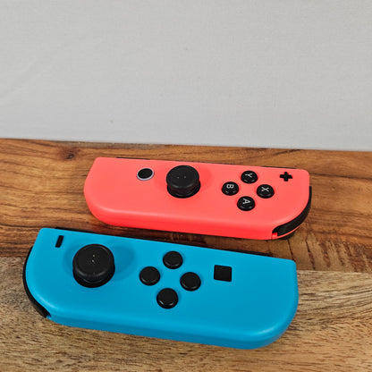 Linker roter und rechter blauer Switch Controller von vorne