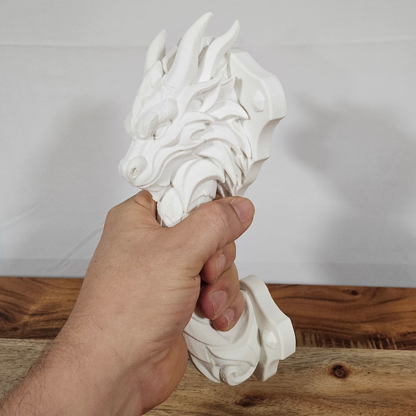 Hand hält ein auf 240 mm skaliertes Druckbeispiel des Drachen-Türgriffs