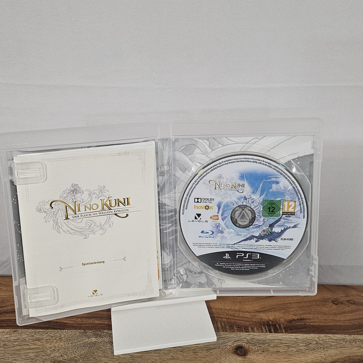 Ni no Kuni Der Fluch der Weissen Königin für PlayStation 3 – geöffnete Hülle mit Disc und Einleger