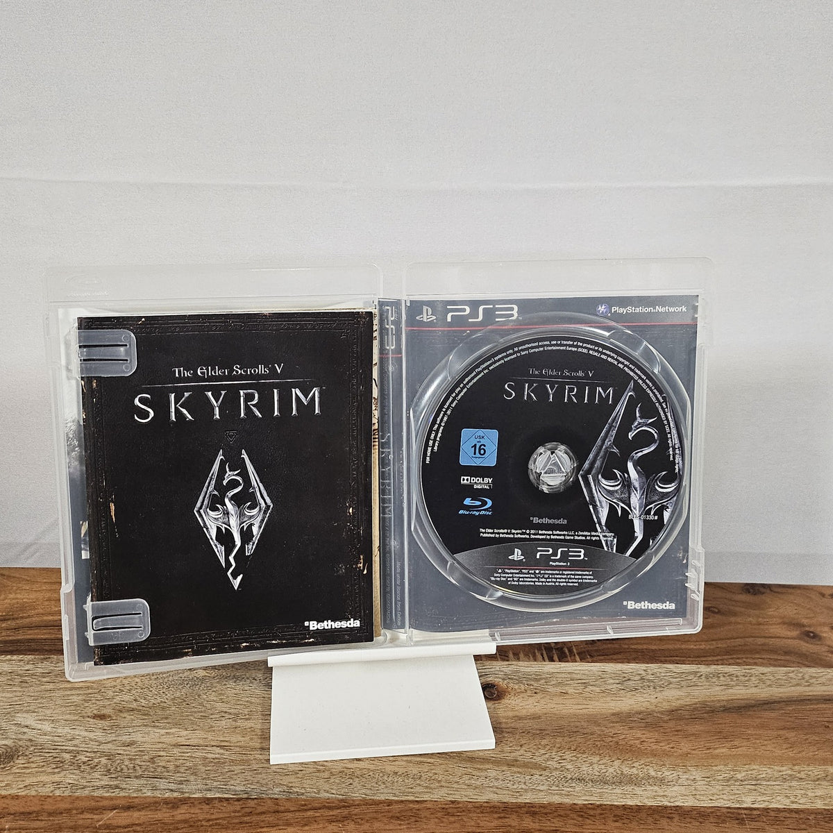 The Elder Scrolls V: Skyrim für PlayStation 3 – geöffnete Originalhülle mit Spiel-Disc und Unterlagen