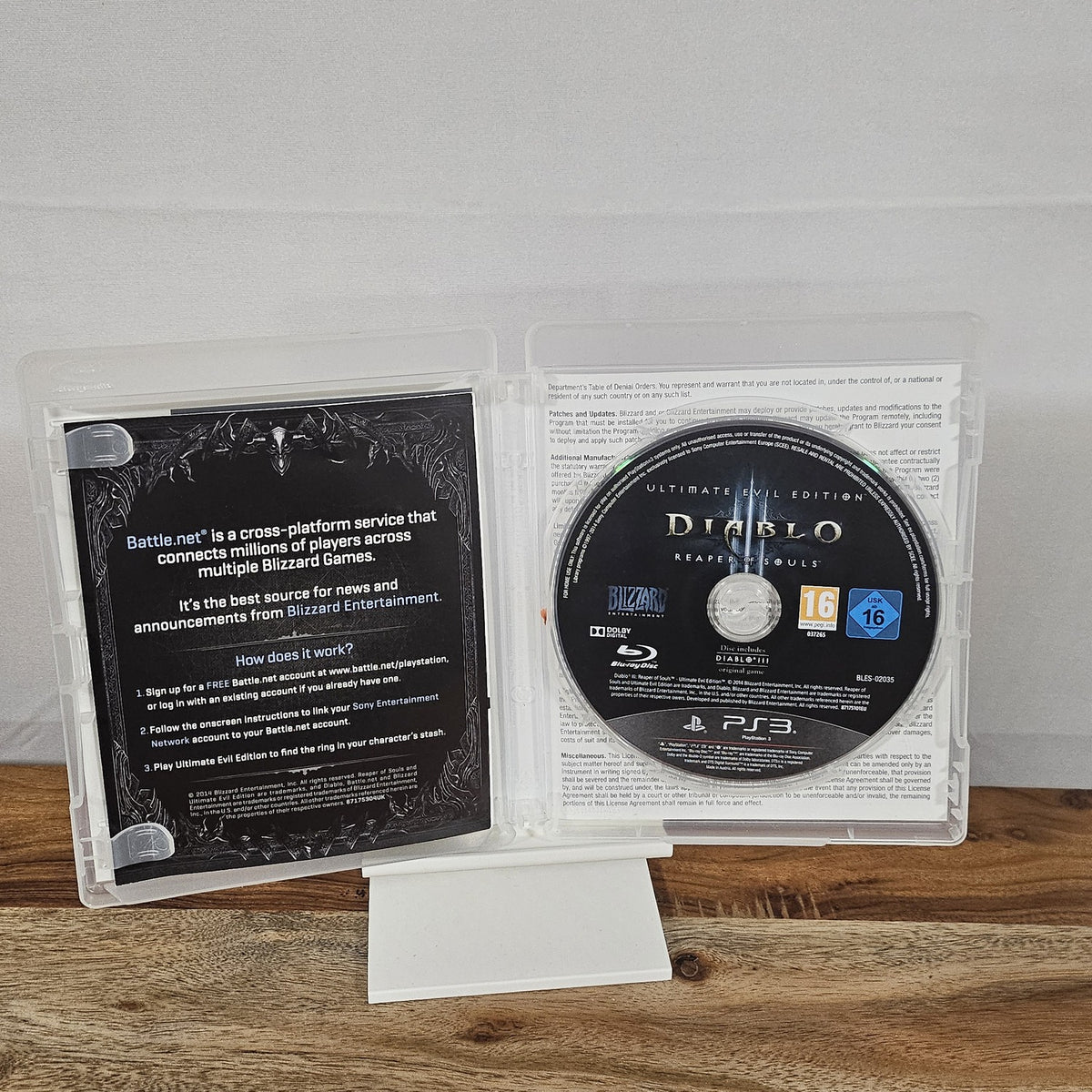 Diablo III Reaper of Souls Ultimate Evil Edition für PlayStation 3 – geöffnete Hülle mit Disc und Unterlagen