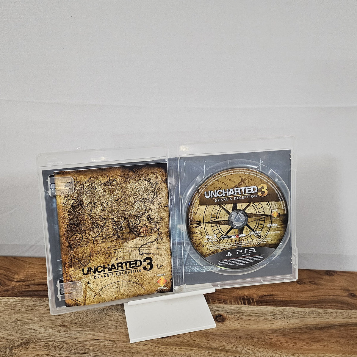 Uncharted 3: Drake’s Deception für PlayStation 3 – geöffnete Originalhülle mit Spiel-Disc und Unterlagen