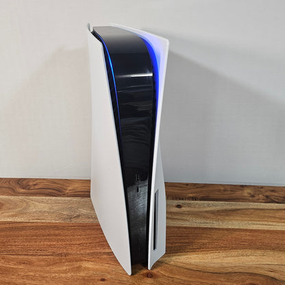 Eingeschaltete Sony PlayStation 5 Disc Edition mit blauem Betriebslicht