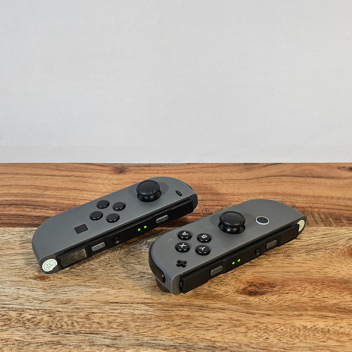 Linker und rechter grauer Switch Controller von vorne