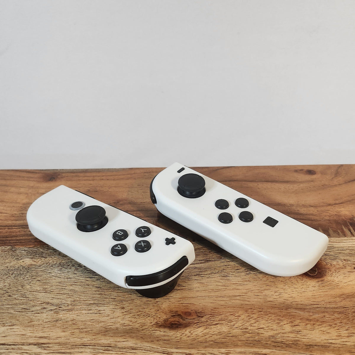Linker und rechter weisser Switch Controller von vorne