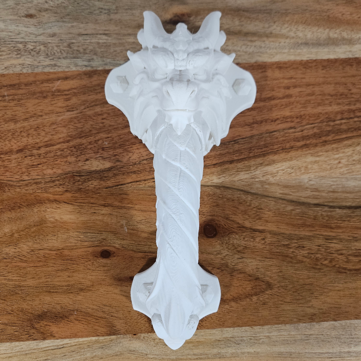 Frontansicht des weissen Drachen-Türgriffs mit detailreichem Drachenkopf