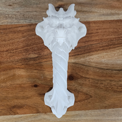 Frontansicht des weissen Drachen-Türgriffs mit detailreichem Drachenkopf