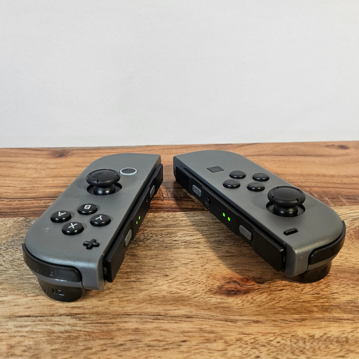 Graues Nintendo Switch kompatibles Controller Set in Seitenansicht