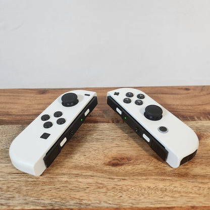Weisses Nintendo Switch kompatibles Controller Set in Seitenansicht
