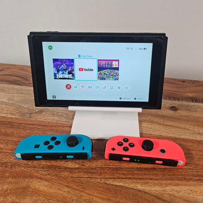Kabelloses Controller Set in Rot und Blau vor einer Nintendo Switch
