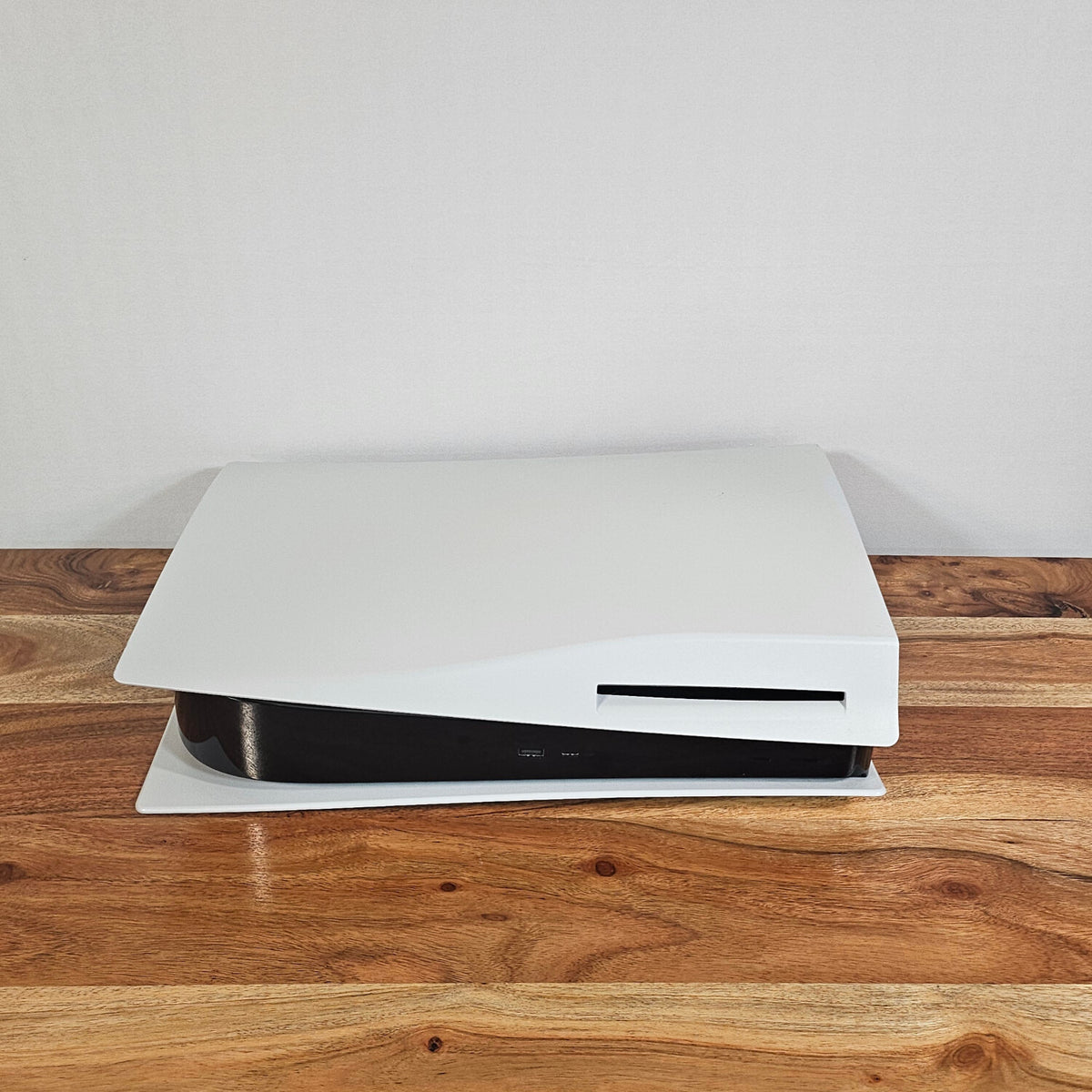 Sony PlayStation 5 Disc Edition in liegender Position