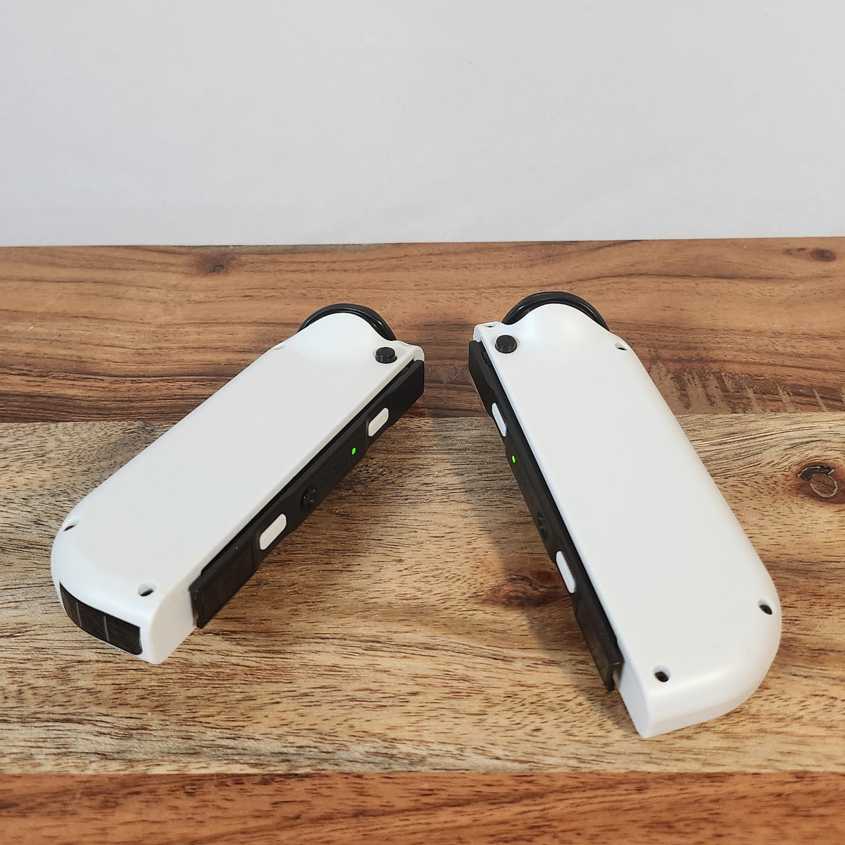 Rückseite des weissen Nintendo Switch kompatiblen Controller Sets