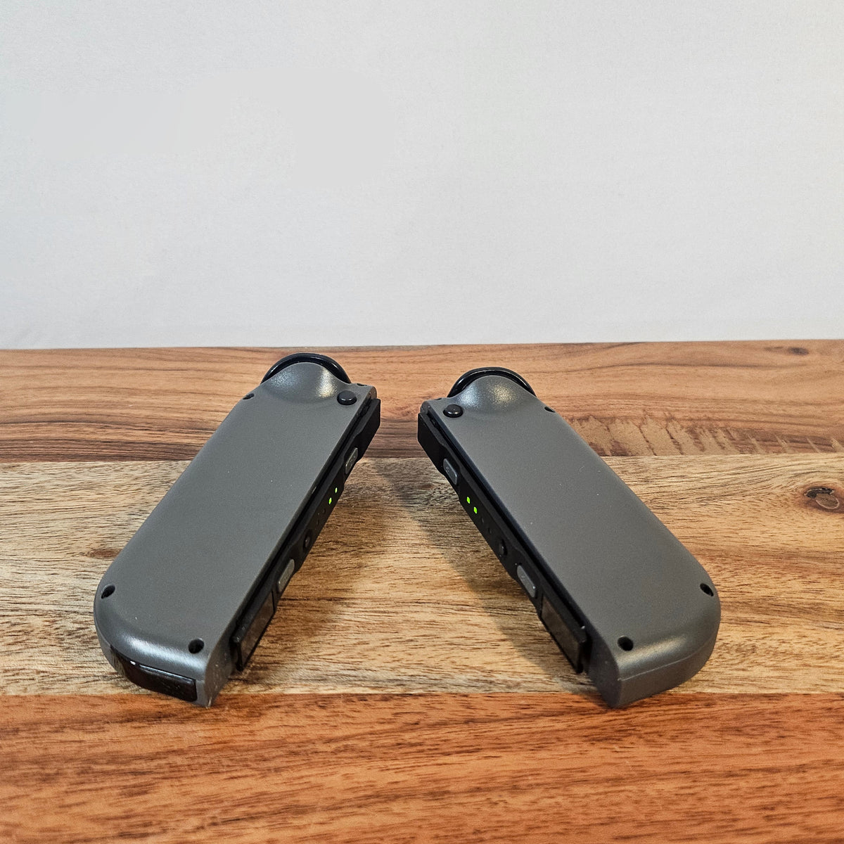 Rückseite des grauen Nintendo Switch kompatiblen Controller Sets