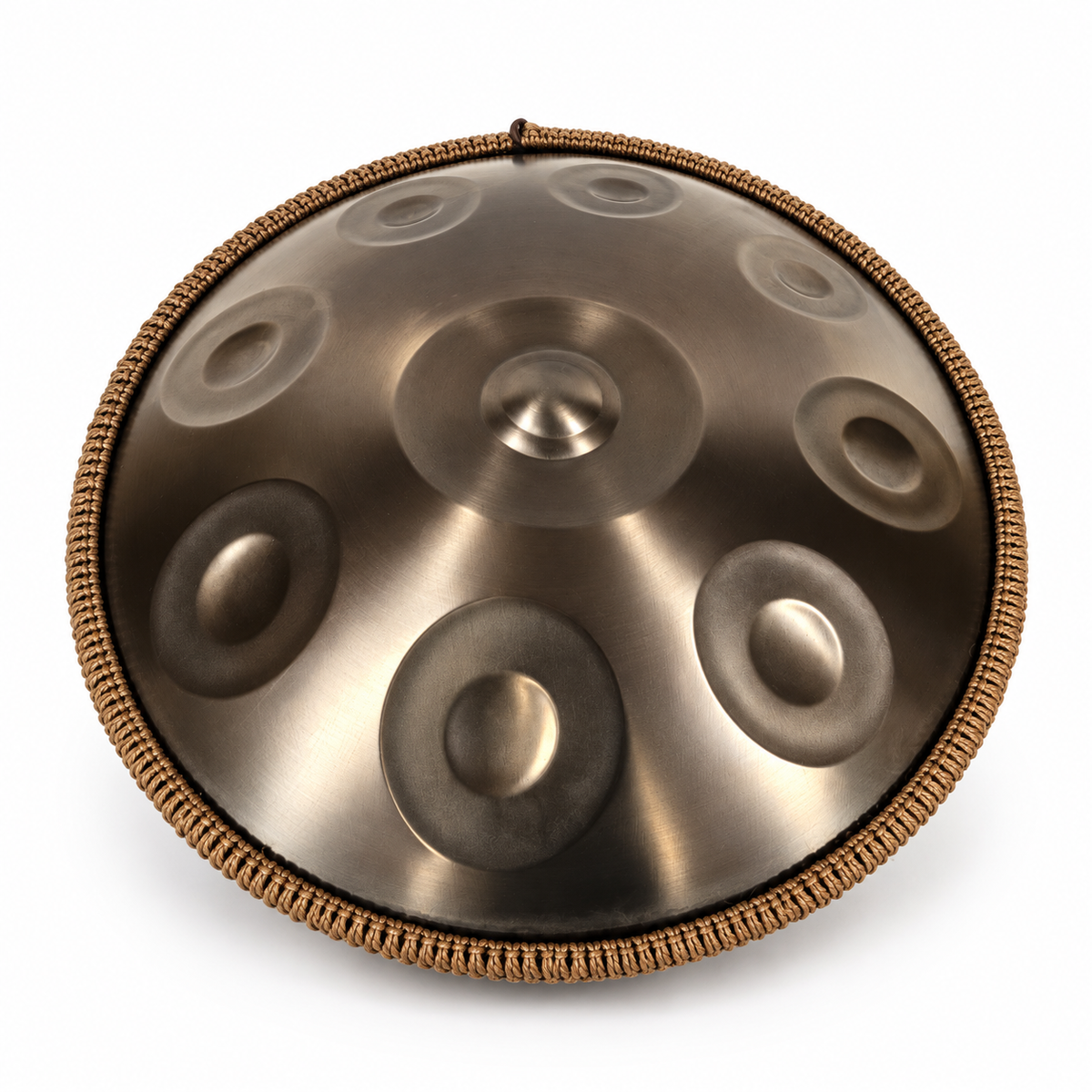 Draufsicht auf die goldfarbene Handpan mit neun sichtbaren Tonfeldern