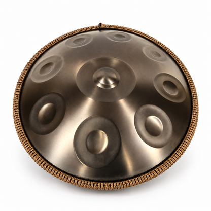 Draufsicht auf die goldfarbene Handpan mit neun sichtbaren Tonfeldern
