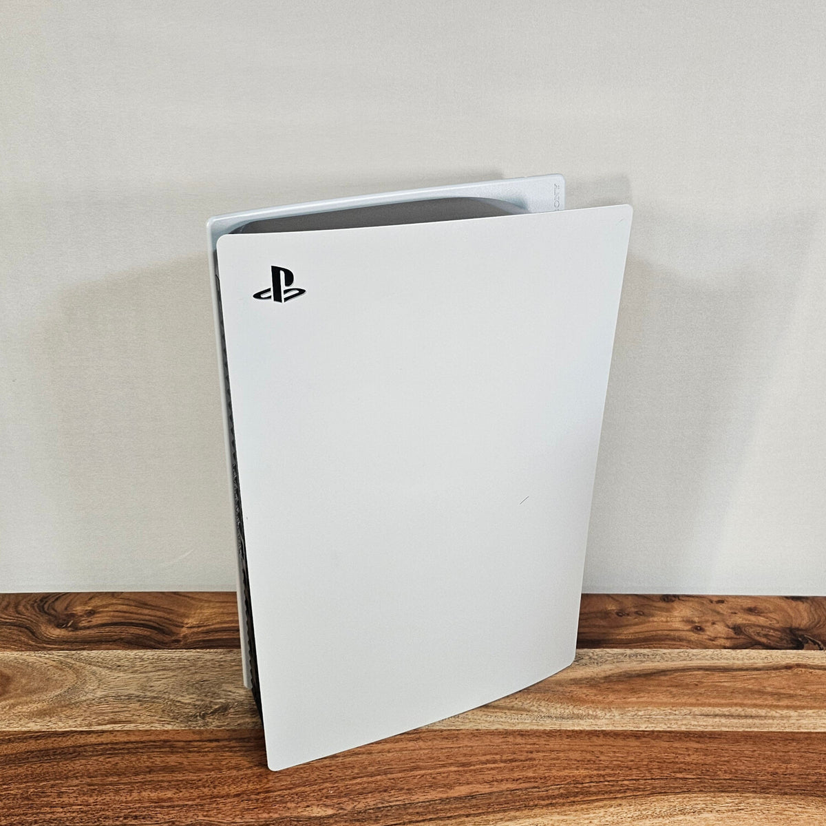 Rückansicht der gebrauchten Sony PlayStation 5 Konsole