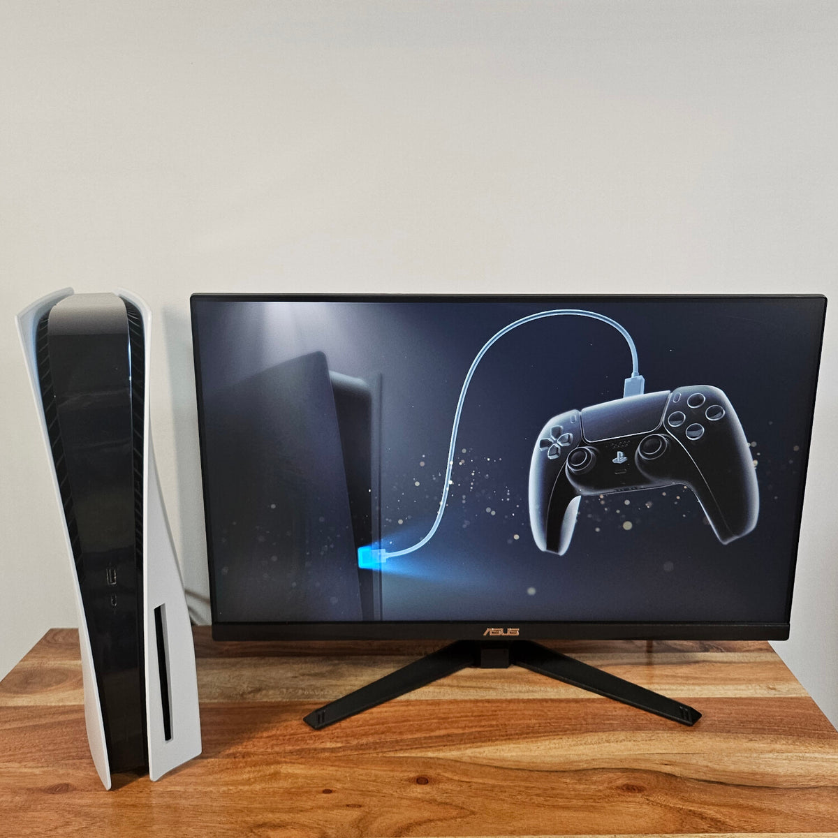 DualSense-Controller per USB-C-Kabel mit der PlayStation 5 verbunden