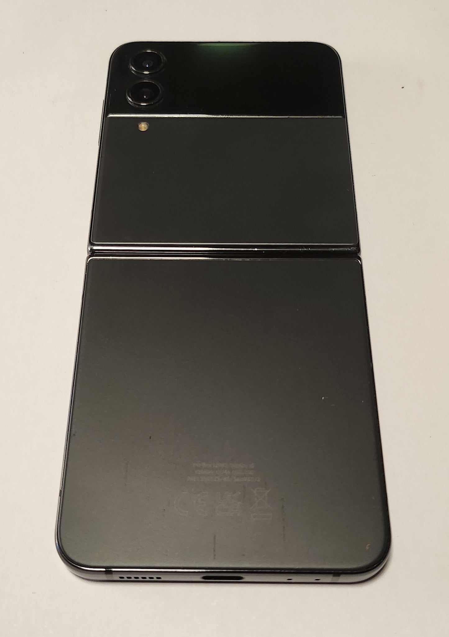 Samsung Galaxy Z Flip 4 – 256GB, Schwarz | Neues Display & Rahmen