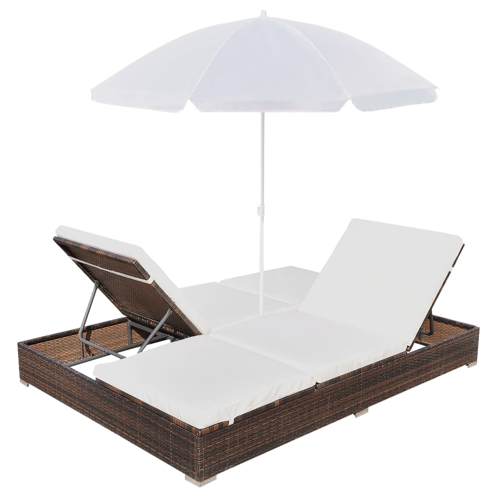 Lit lounge d'extérieur avec parasol en poly rotin marron