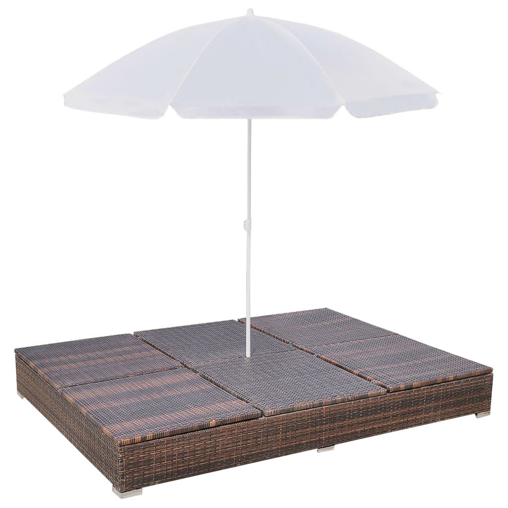 Lit lounge d'extérieur avec parasol en poly rotin marron