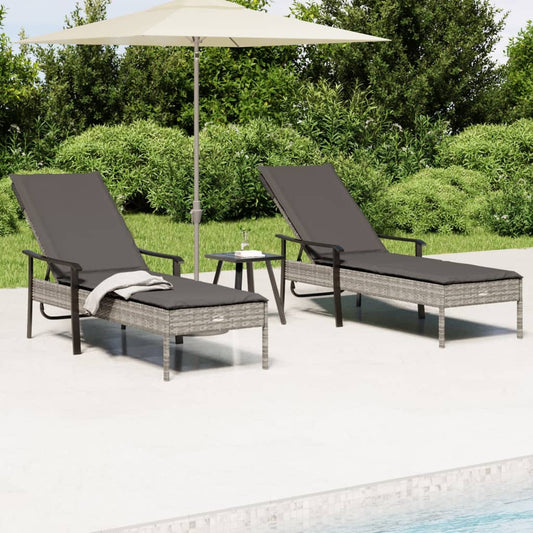 Chaises longues 2 pièces avec table et coussins en résine tressée grise