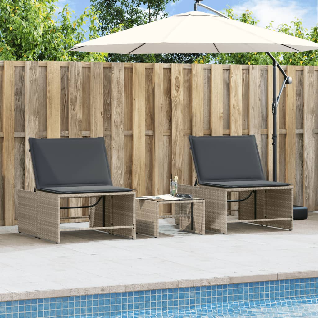 Sonnenliegen 2 Stk. mit Tisch Hellgrau Poly Rattan