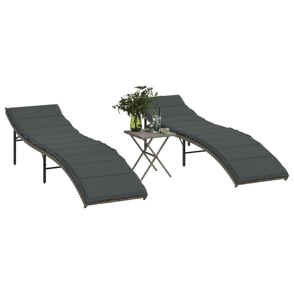 Chaises longues 2 pcs avec table en polyrotin gris