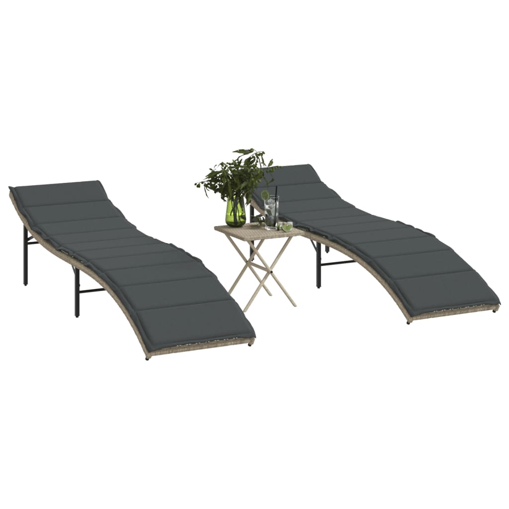 Sonnenliegen 2 Stk. mit Tisch Hellgrau Poly Rattan