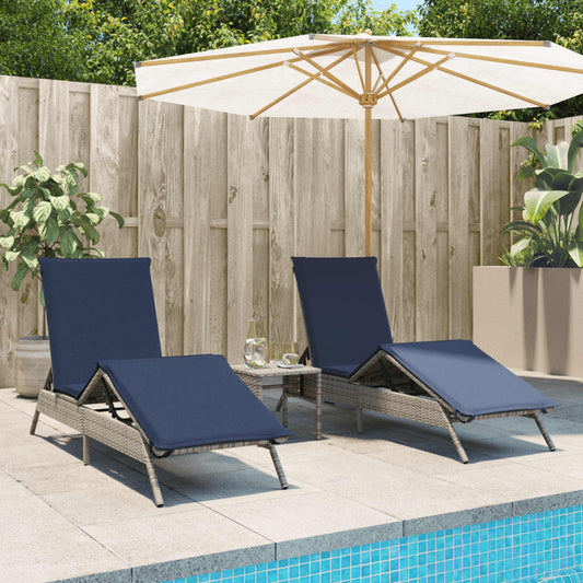 Chaises longues 2 pcs avec table en polyrotin gris