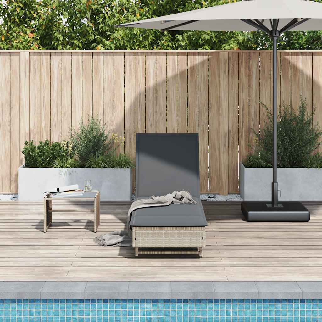 Bain de soleil à roulettes et coussin en polyrotin gris clair