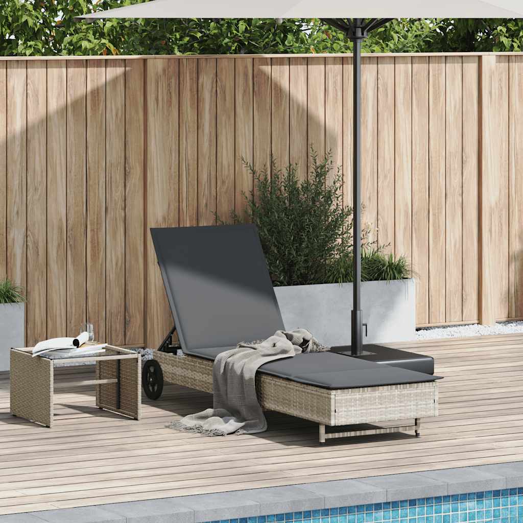 Bain de soleil à roulettes et coussin en polyrotin gris clair