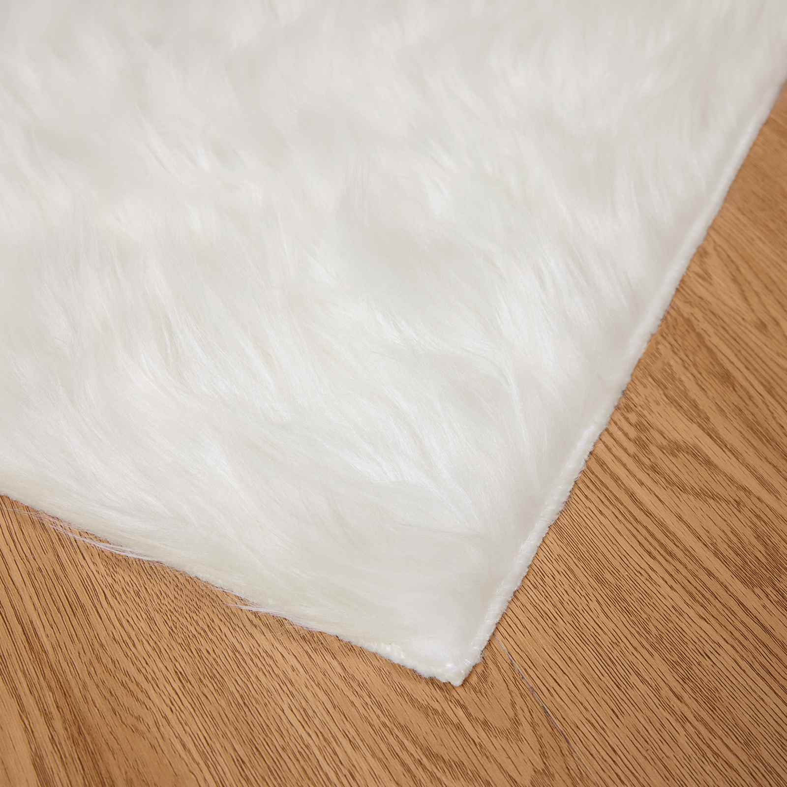 Teppich aus Kunstschaffell TAFALLA Weiß 80 x 150 cm Polyester