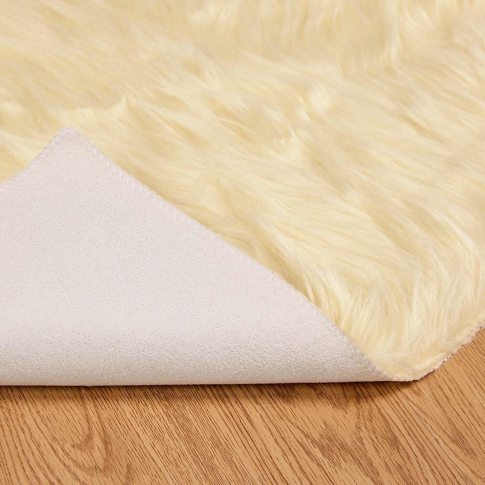 Teppich aus Kunstschaffell TAFALLA Creme 60 x 110 cm Polyester