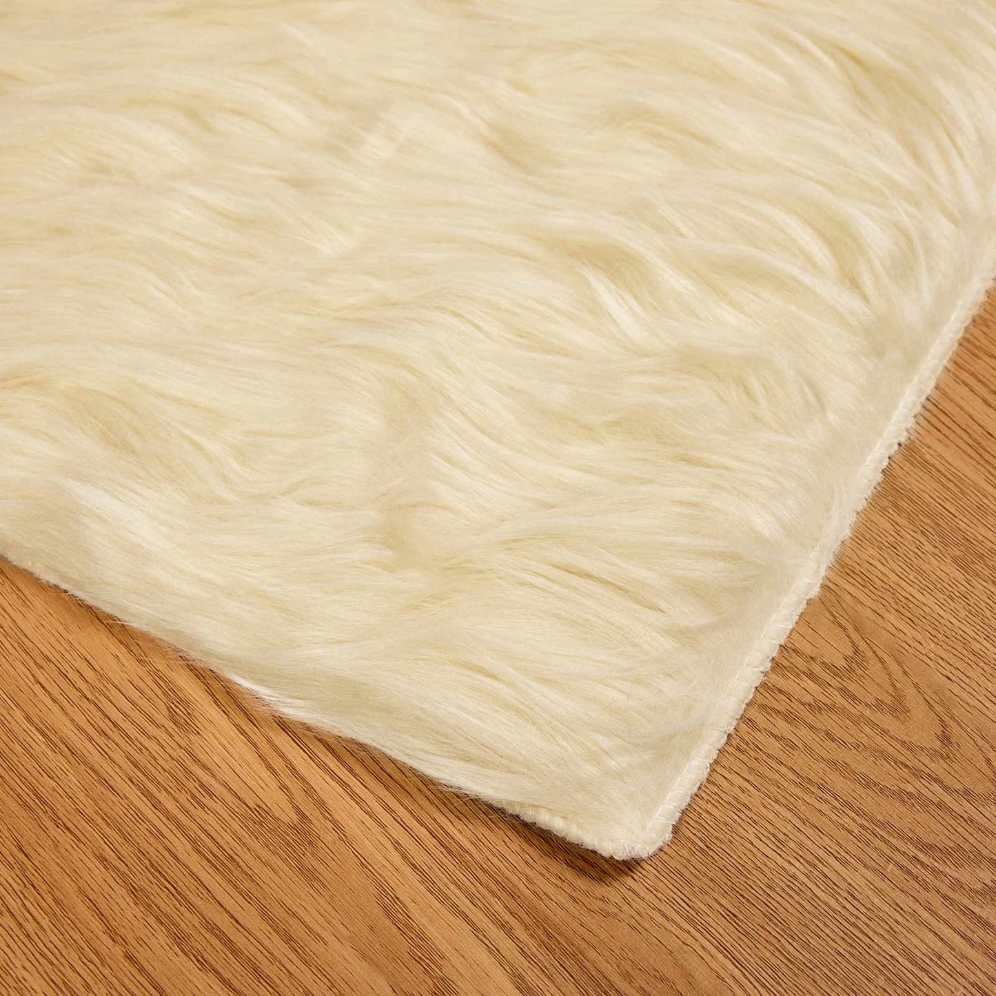 Teppich aus Kunstschaffell TAFALLA Creme 140 x 200 cm Polyester