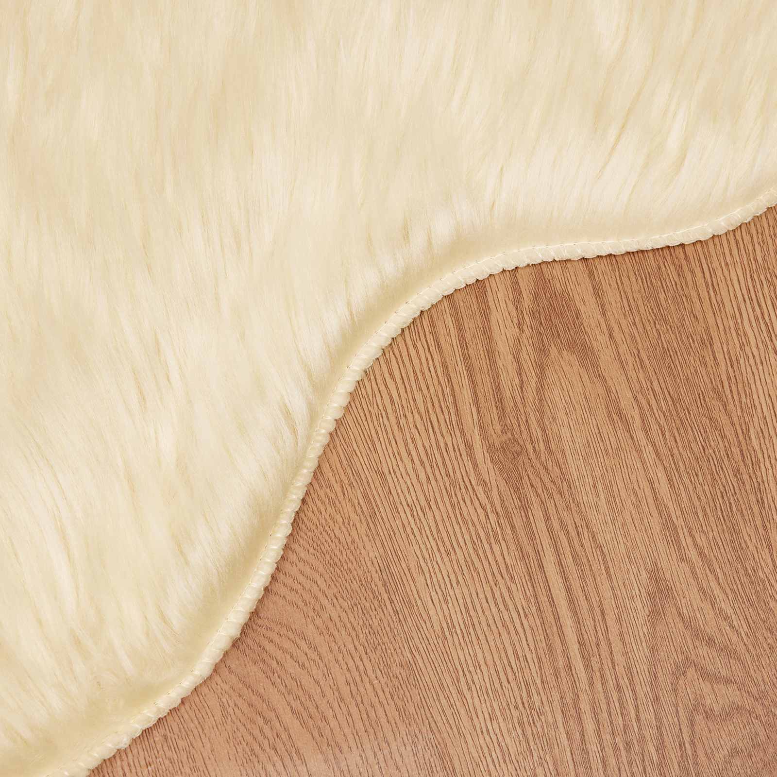 Teppich aus Kunstschaffell TAFALLA Creme 80 x 120 cm Polyester