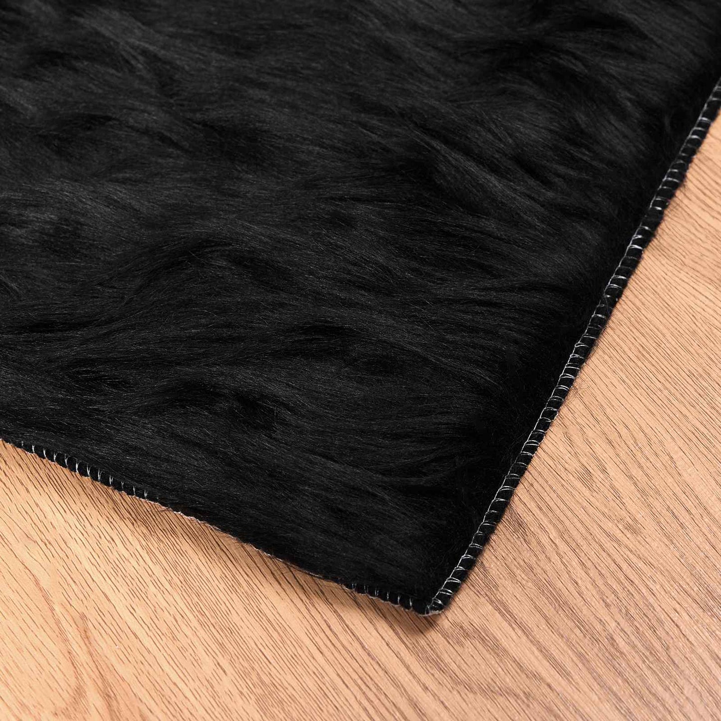 Teppich aus Kunstschaffell TAFALLA Schwarz 140 x 200 cm