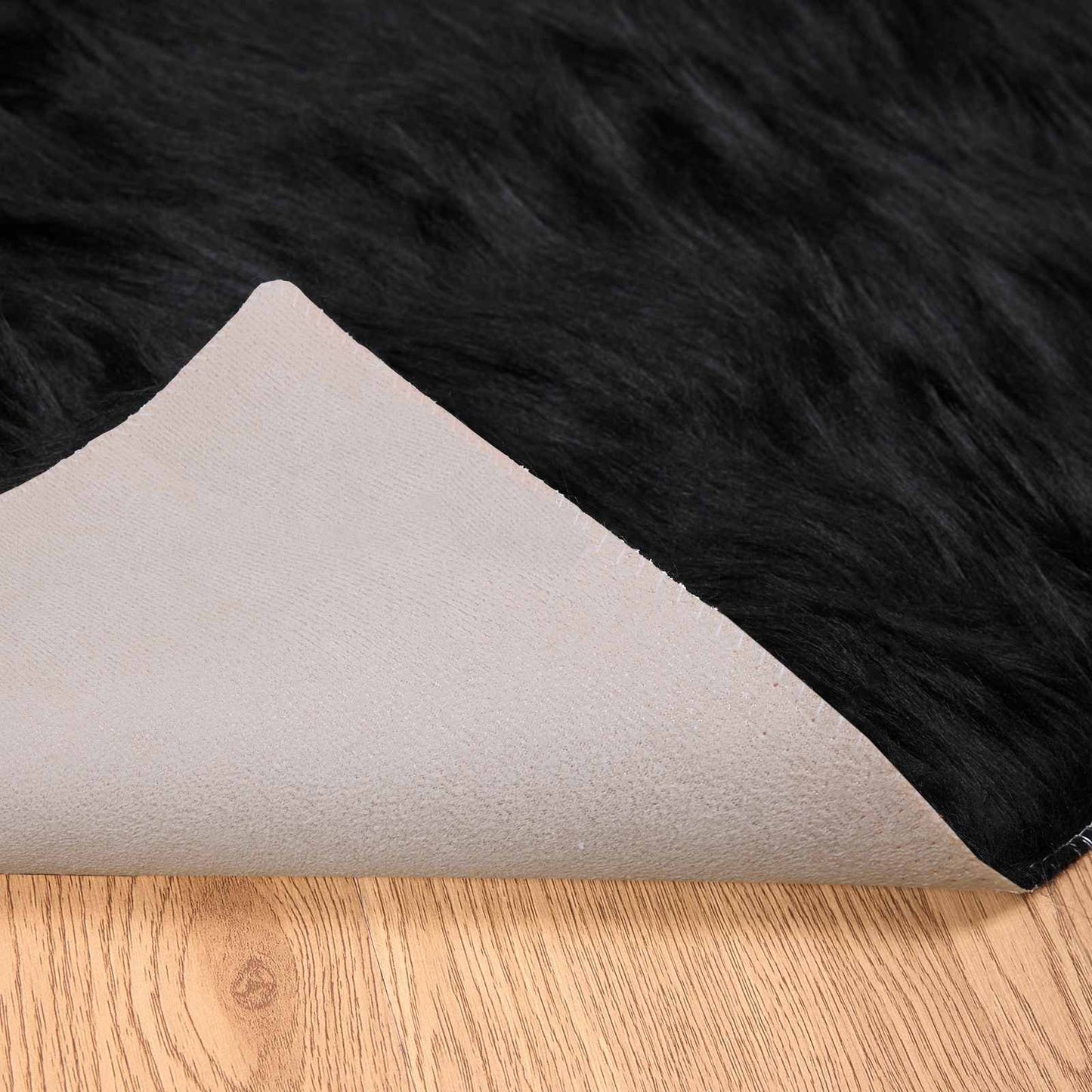 Teppich aus Kunstschaffell TAFALLA Schwarz 140 x 200 cm