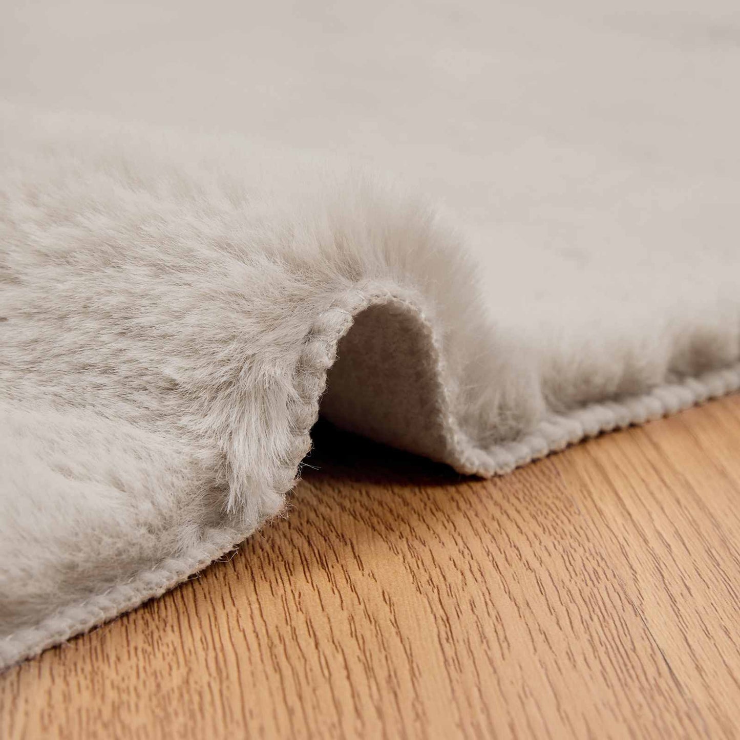 Rutschfester Teppich aus Kunstkaninchenfell OLITE Beige