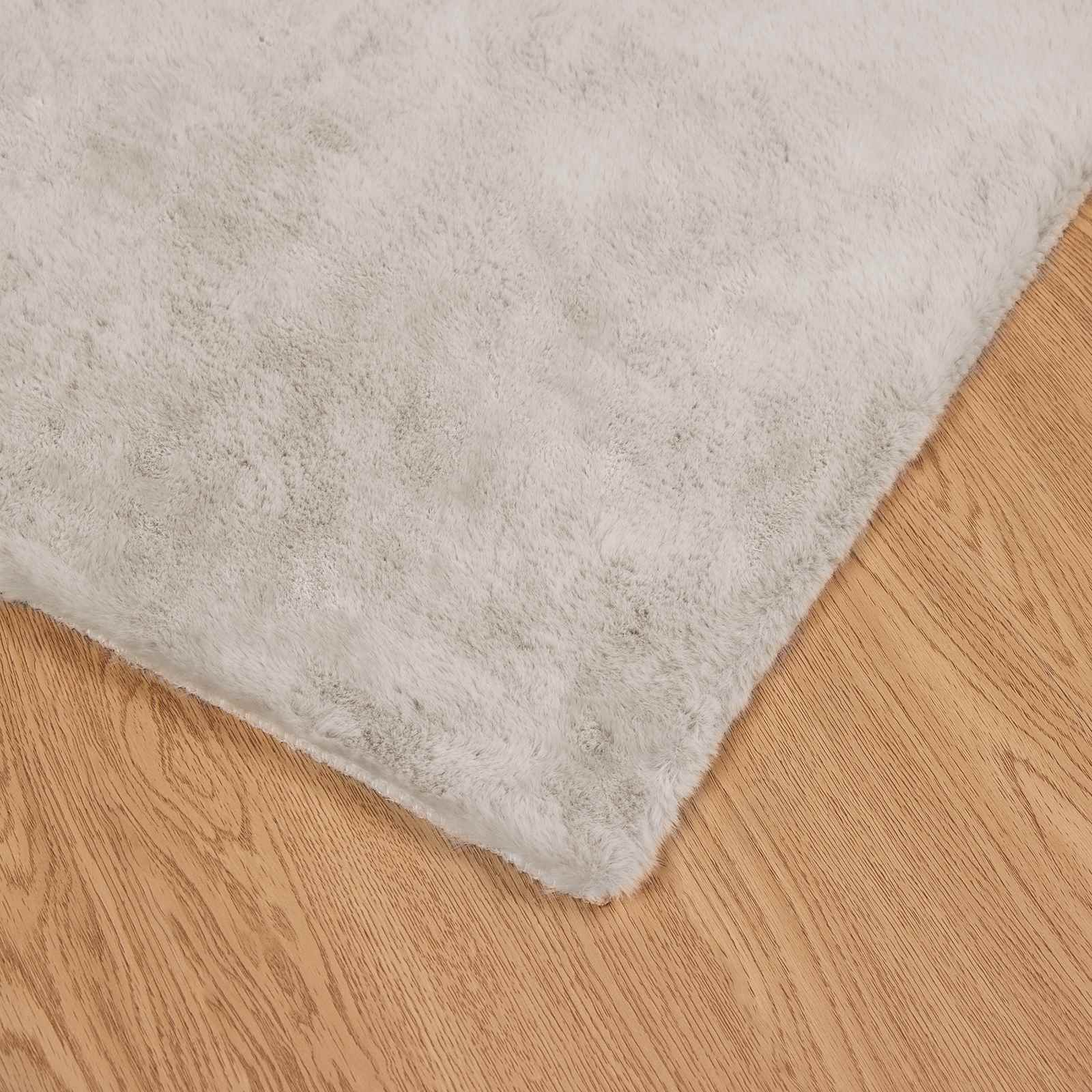 Rutschfester Teppich aus Kunstkaninchenfell OLITE Beige